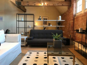 Stylish Stay in 2BD Leicester City Centre Loft